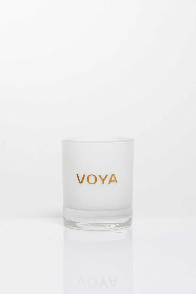 voya naturally scented luxury candle, cedarwood and bergamot scent 